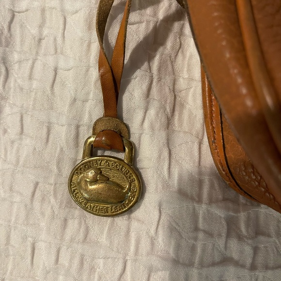 Vintage Dooney & Bourke Essex Crossbody Saddle Bag Leather Tan Brown - Picture 5 of 11